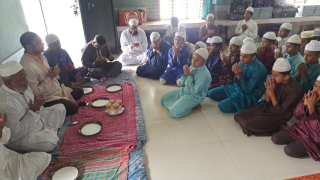 যশোরে এটিএম আজহারুল ইসলামের মুক্তিতে দোয়া ও শিশুদের মাঝে খাবার বিতরণ