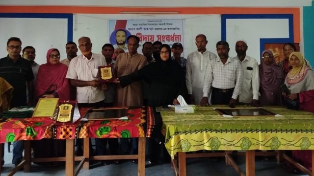 যশোরে বিদায় বেলায় শিক্ষকের পা ধুয়ে জুতা পরিয়ে দিলেন শিক্ষার্থীরা