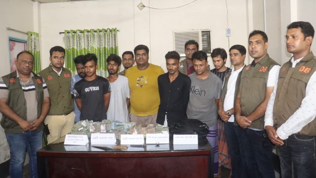 পুলিশের ডিবি’র চৌকস টিমের তৎপরতায় ২৪ ঘন্টার মধ্যে নগদের ছিনতাইকৃত ৩২ লক্ষ টাকা উদ্ধার সহ ৭ আসামি আটক